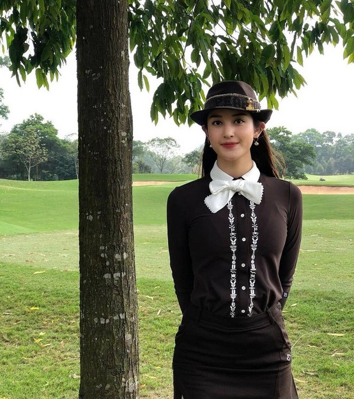 Khoe anh tren san Golf, Huyen My khoe chan dai 