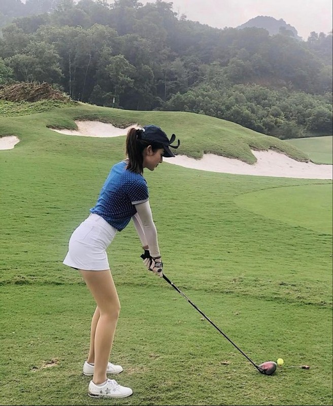 Khoe anh tren san Golf, Huyen My khoe chan dai 