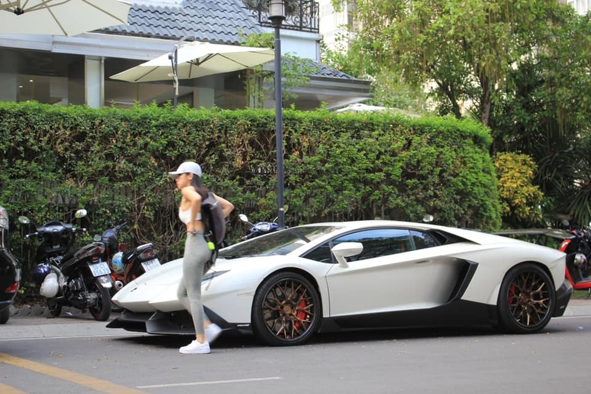 Rich kid gay me qua khoanh khac chup len ben sieu xe Lamborghini-Hinh-9