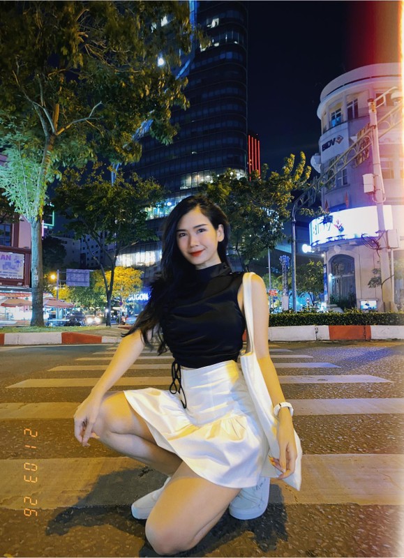 Cuu hot girl Sai Gon dien “2 manh” khien netizen chao dao la ai?