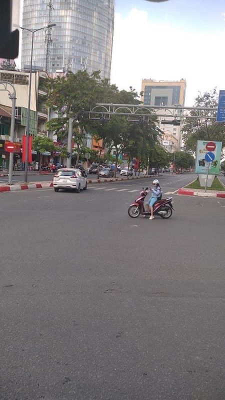 Dung xe giua duong ngoi thien, nguoi phu nu gay kho hieu-Hinh-4