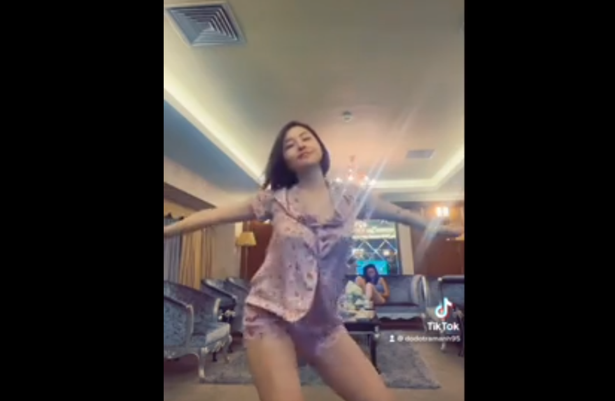 Quay clip 13s, hot girl Tram Anh bi netizen soi vong 1 bat thuong-Hinh-3