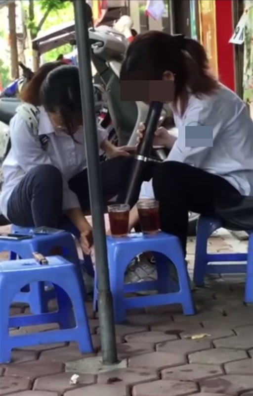 Nu sinh rit thuoc lao noi cong cong khien netizen ngan ngam-Hinh-2