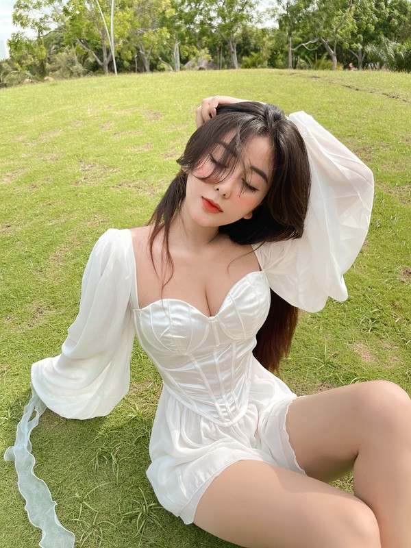 Dien ao khoet sau, hot girl Sai thanh lai “thieu dot” anh mat netizen-Hinh-3