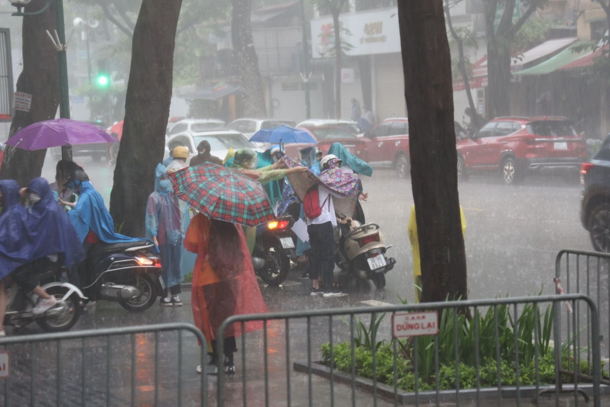 Dua con di thi trong con mua tam ta, co phu huynh phai nhuong dep cho con-Hinh-4