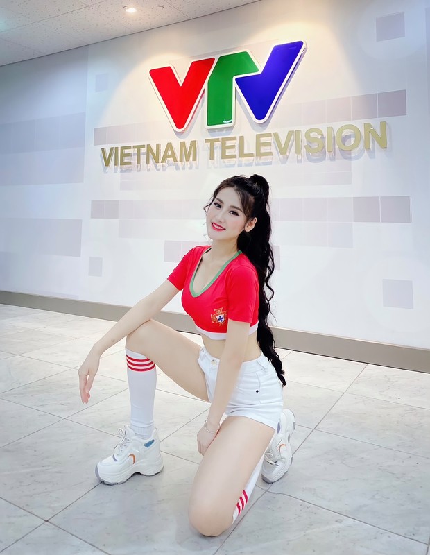 “Hot girl quan nhan” lo sac voc khi tham gia Nong cung Euro-Hinh-6