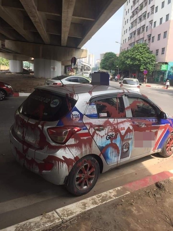 Xe taxi bi xit son chang chit, tai xe hoang mang “chua hieu vi sao“?-Hinh-4