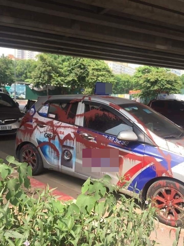 Xe taxi bi xit son chang chit, tai xe hoang mang “chua hieu vi sao“?