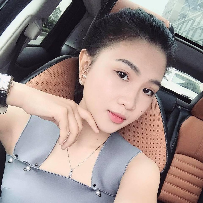 Thanh tich thi nhan sac hot girl “nho ong ngoai” tiem vaccine ra sao?