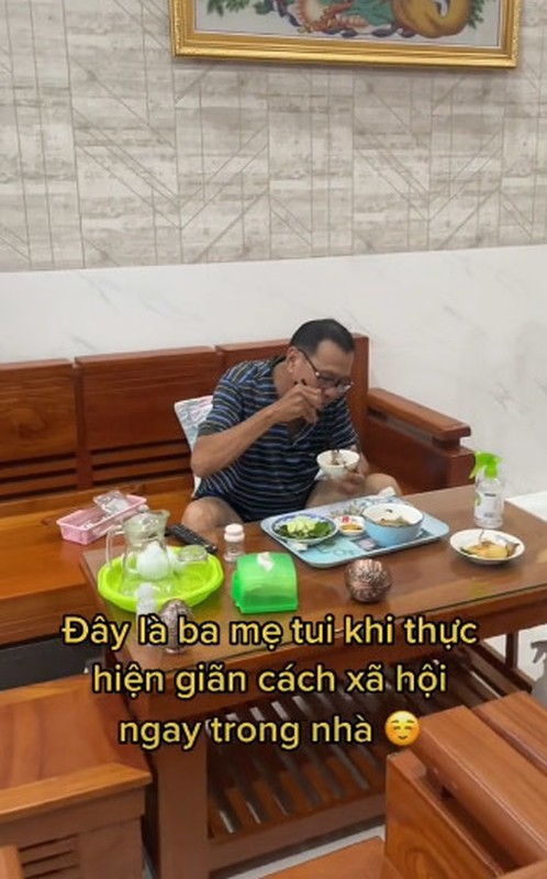 Treo bien khong tiep con chau mua dich, cu ba khien netizen ne phuc-Hinh-9