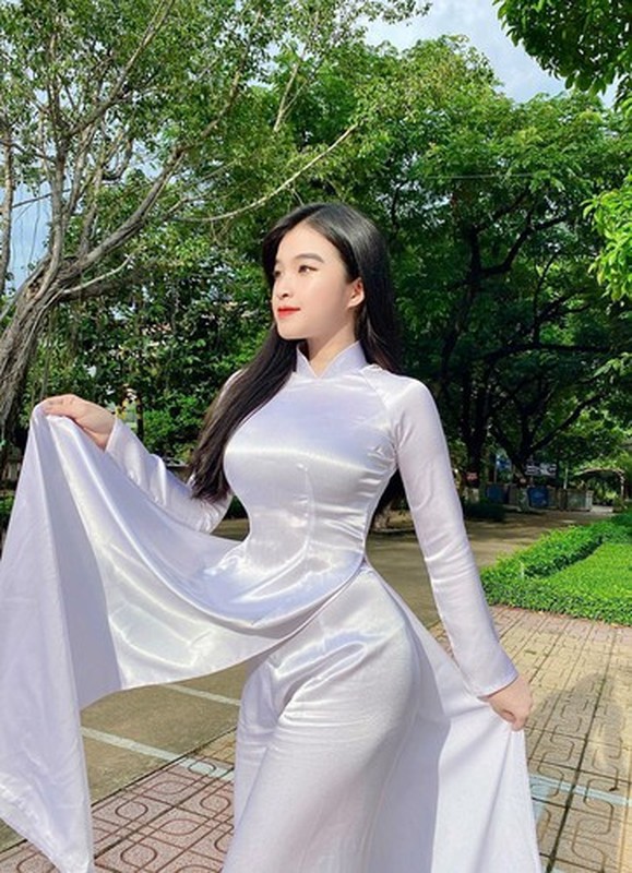 Noi tieng nho mac ao dai, gai xinh Viet xuat hien tren bao Trung