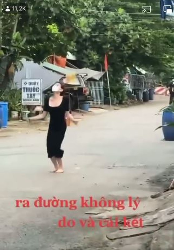 Ra duong ngay gian cach xa hoi, gai xinh nhan hinh phat ba dao-Hinh-4