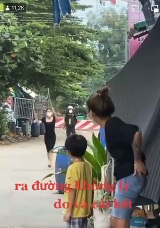 Ra duong ngay gian cach xa hoi, gai xinh nhan hinh phat ba dao-Hinh-5