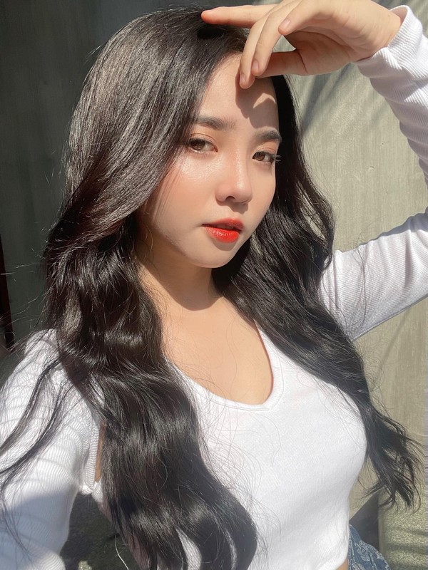 Hot girl TikTok trieu follow khoe nhan sac trong treo don tim dan mang