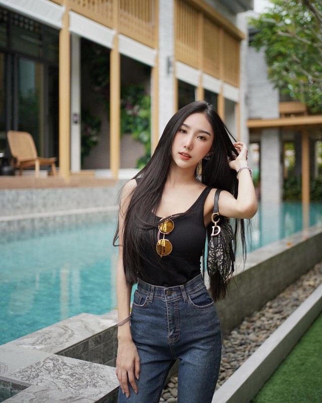 Hot girl xu Chua Vang “dot mat” netizen nho phong cach goi cam-Hinh-4