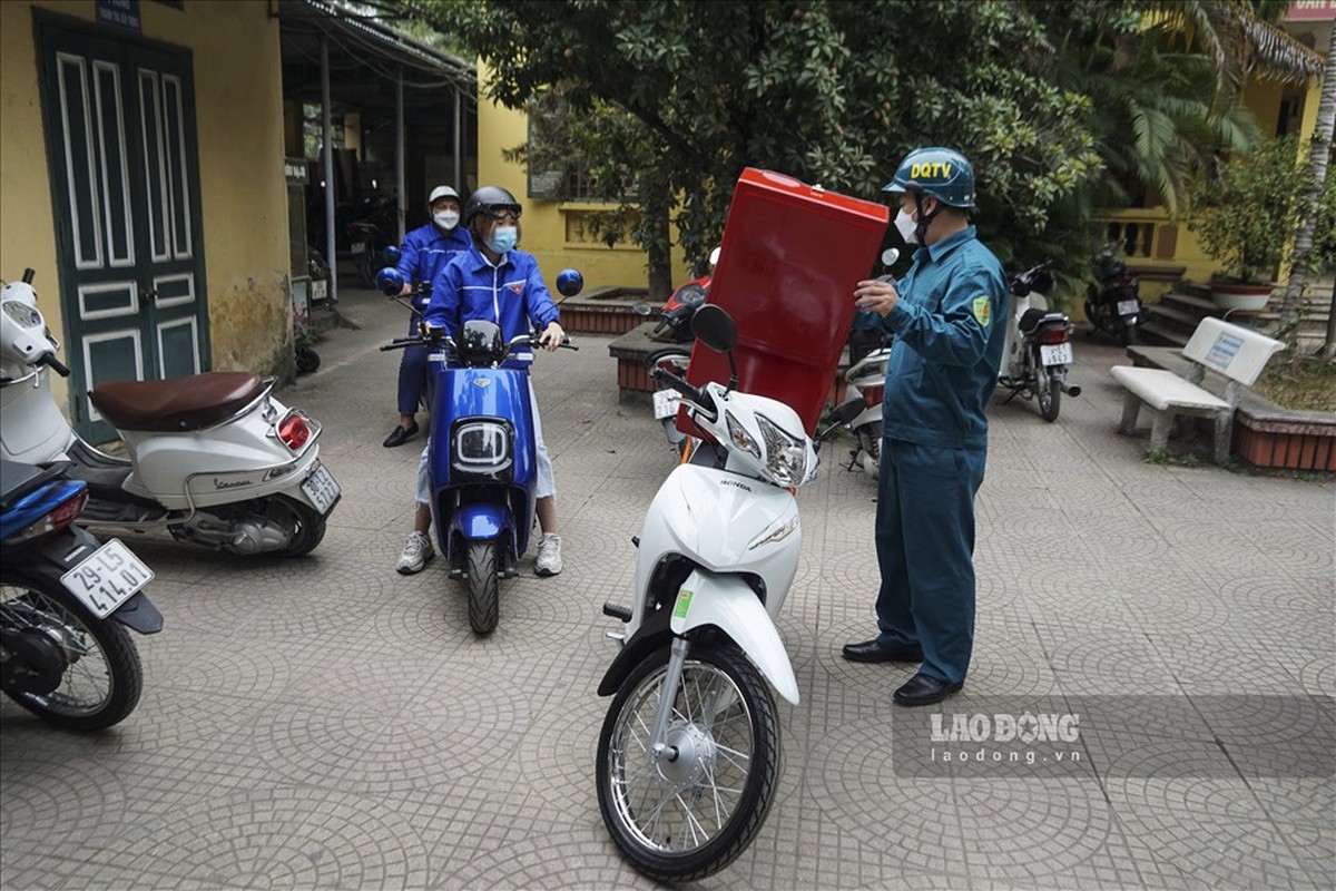 Ha Noi: Xe may gan tu thuoc luu dong khap ngo ngach ho tro F0, F1 tai nha-Hinh-4