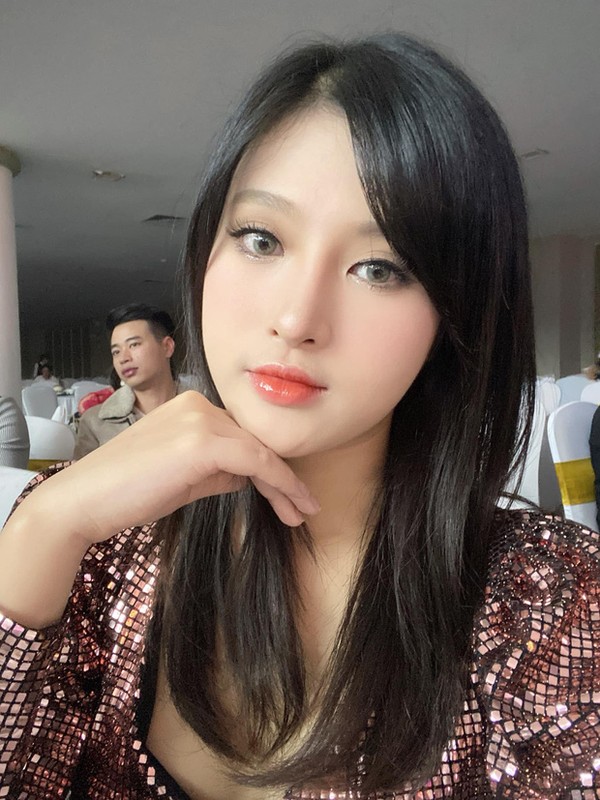 Em gai cuu hot girl duoc cau hon bang nhan kim cuong la ai?-Hinh-9