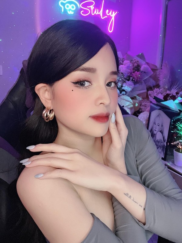 Chuyen huong lam streamer, hot girl Aley Nguyen tich cuc khoe voc dang