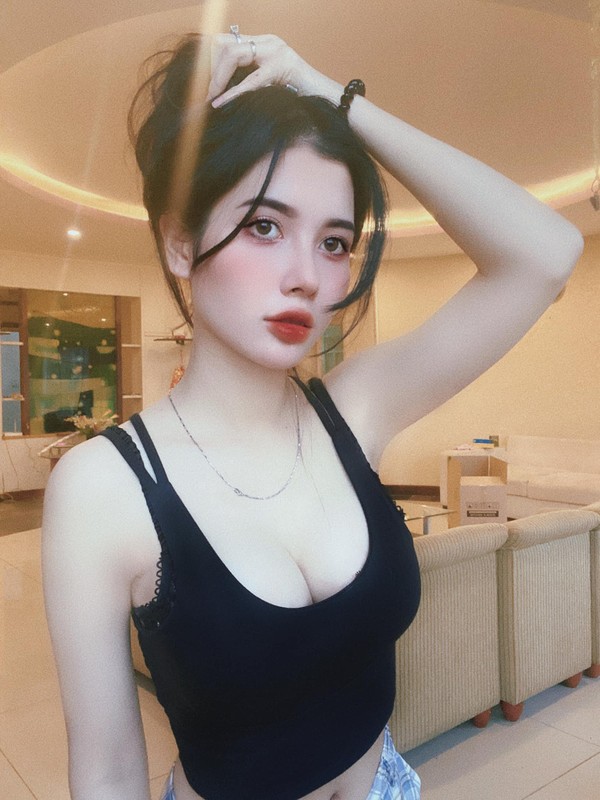 Hot girl Quang Ninh lo body nong bong, gu thoi trang ca tinh-Hinh-3