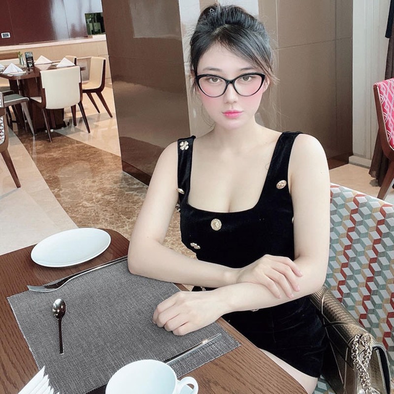 Hot girl 1m53 duoc bao Trung ca ngoi 3 nam truoc gio ra sao?