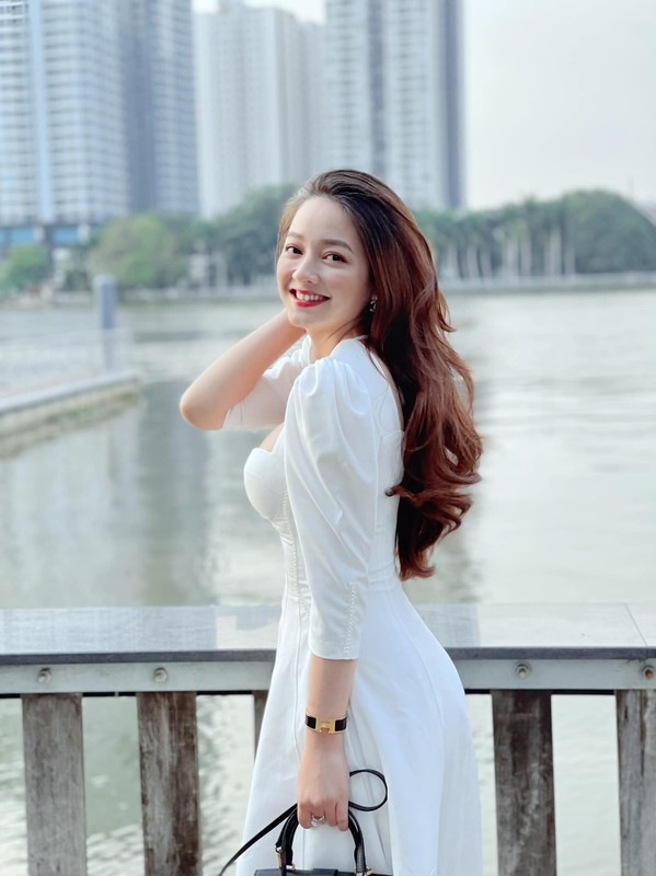 “Thien than ao dai” xinh dep, so huu so do 3 vong an tuong-Hinh-12