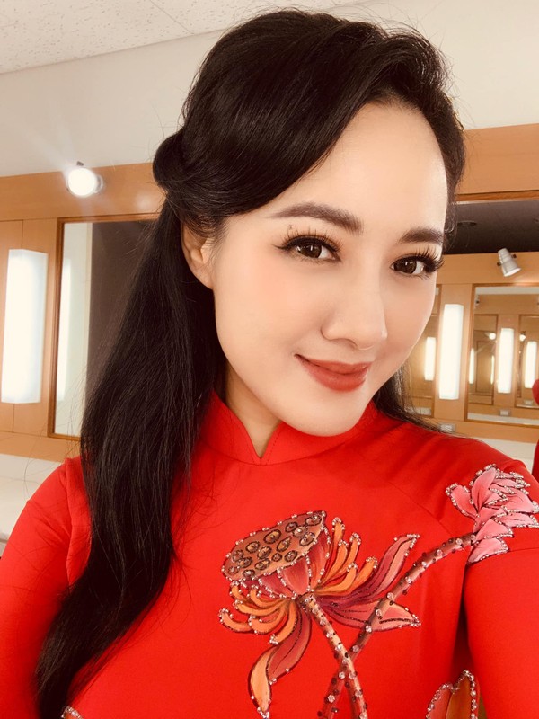 BTV Hoai Anh chiem spotlight khi khoe nhan sac nhu gai doi muoi-Hinh-7