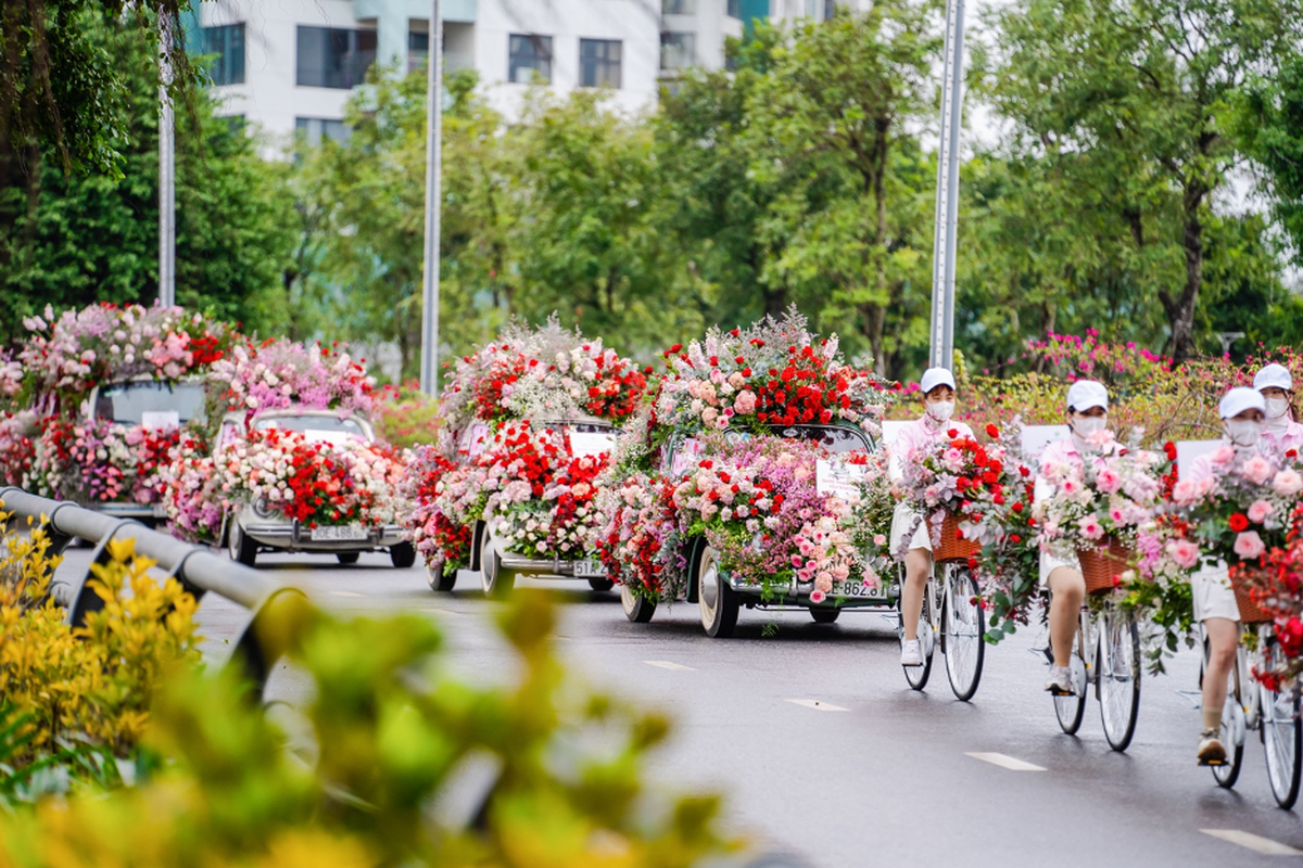 Duong pho Ha Noi bat ngo ngap hoa trong ngay Valentine-Hinh-4