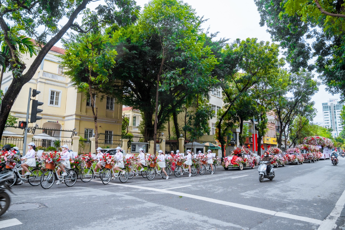 Duong pho Ha Noi bat ngo ngap hoa trong ngay Valentine-Hinh-5