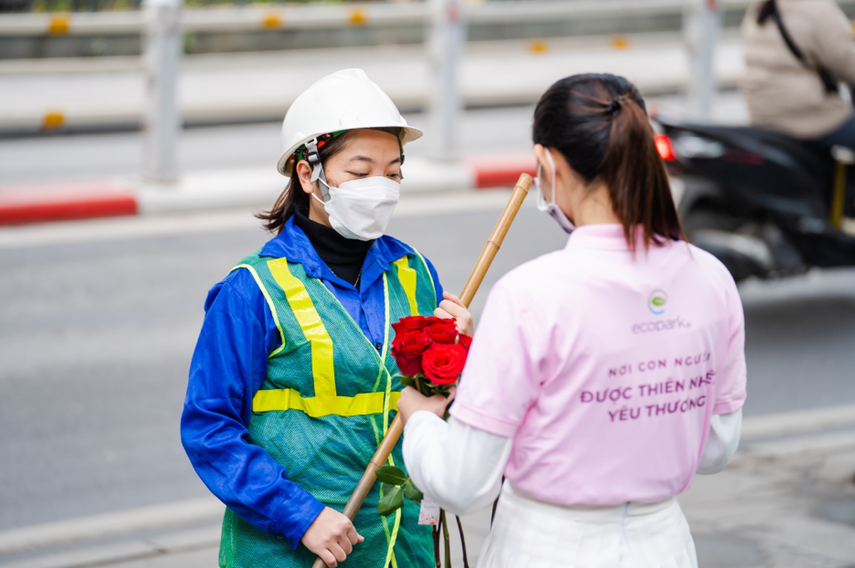 Duong pho Ha Noi bat ngo ngap hoa trong ngay Valentine-Hinh-6