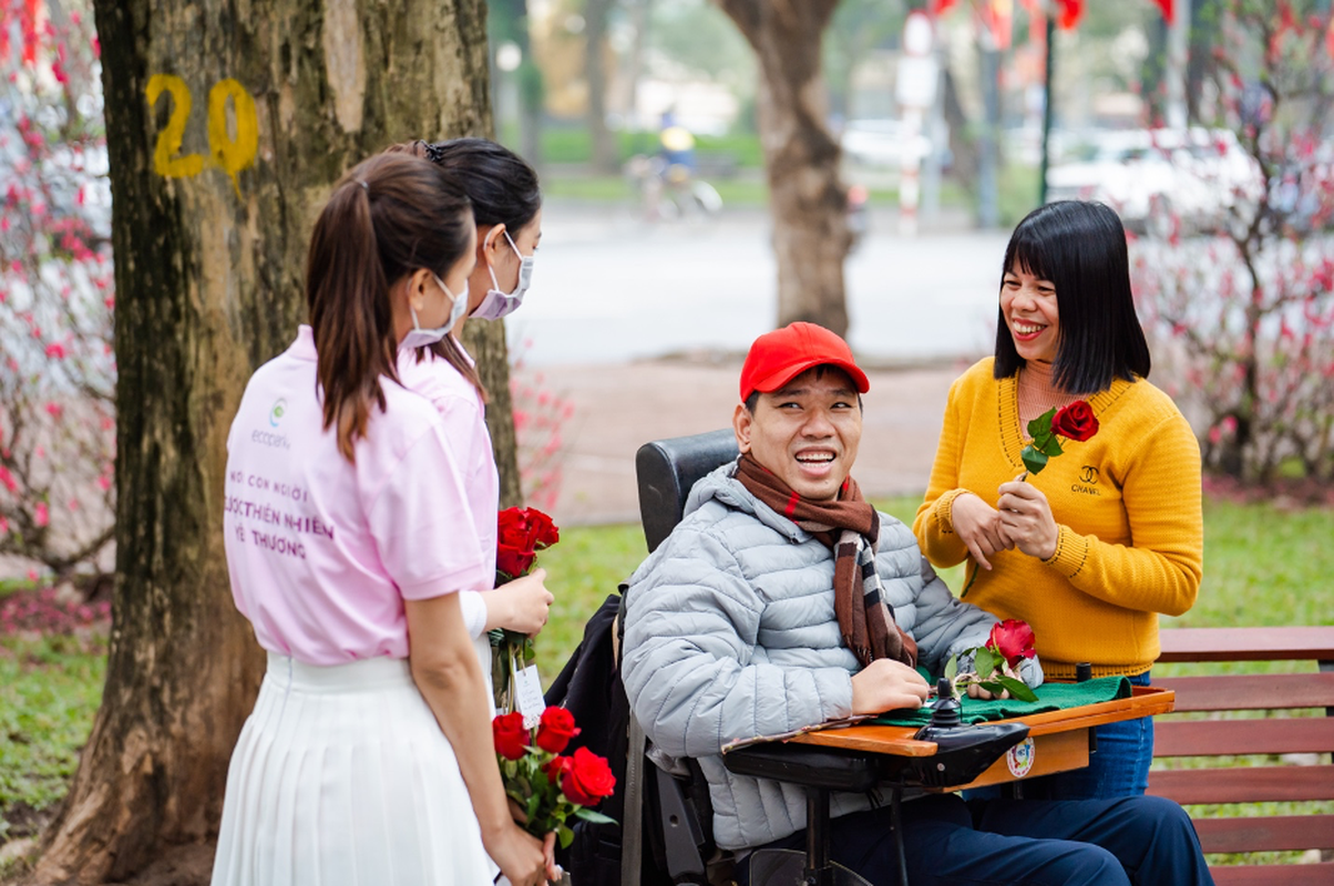 Duong pho Ha Noi bat ngo ngap hoa trong ngay Valentine-Hinh-8