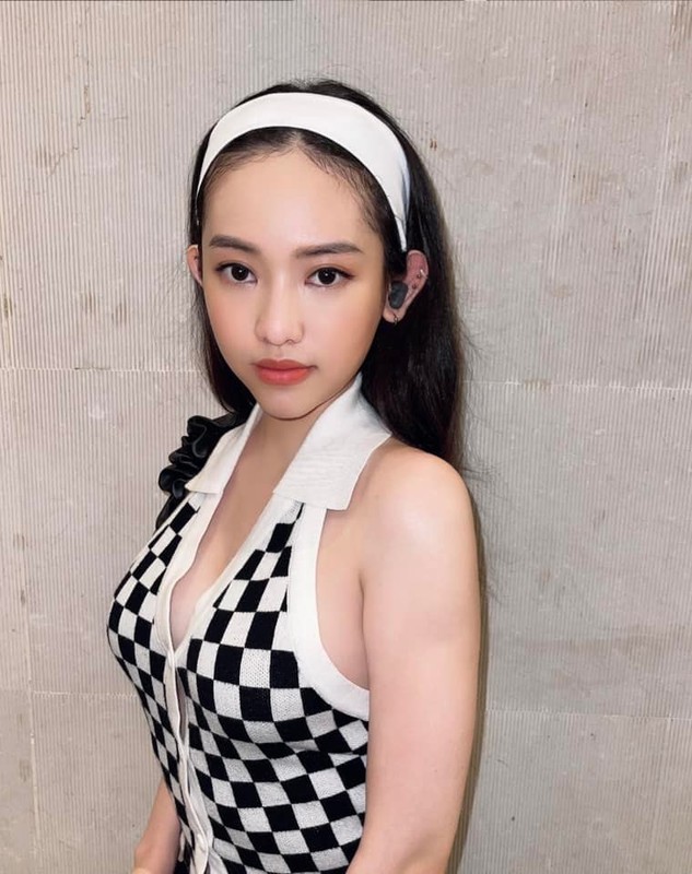 Check - in ben be boi, hot girl Thuy Vi lo trang phuc kem duyen