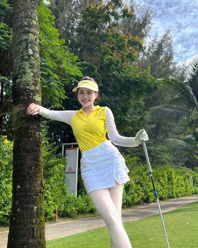 Mac quan gym di choi golf, hot girl Tram Anh bi netizen la o-Hinh-5