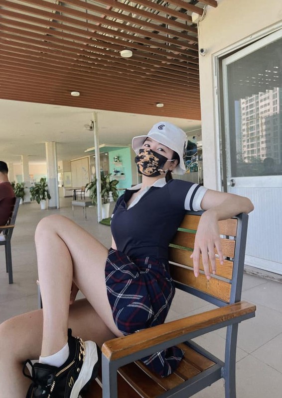 Mac quan gym di choi golf, hot girl Tram Anh bi netizen la o-Hinh-8