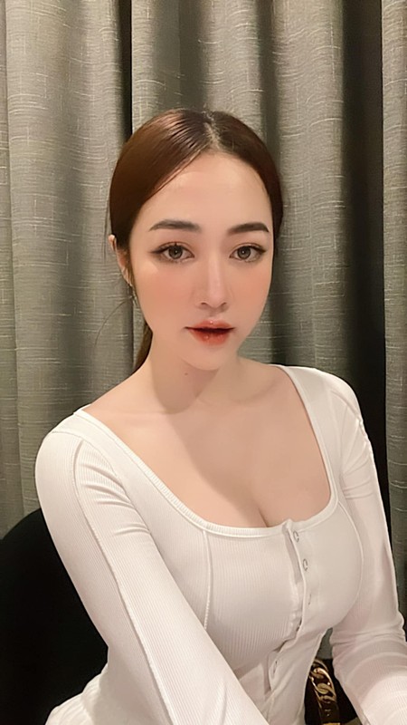 Khoe dang ben ban cong, hot girl Quang Ninh lam netizen “nhuc mat“-Hinh-10