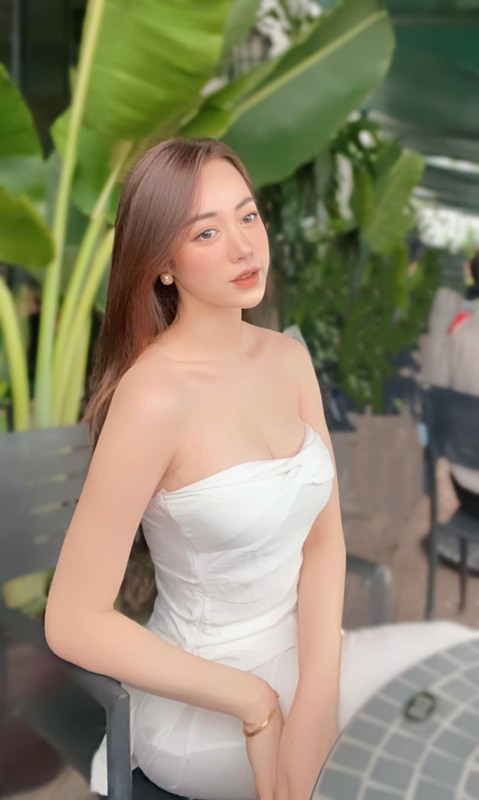 Khoe dang ben ban cong, hot girl Quang Ninh lam netizen “nhuc mat“-Hinh-12