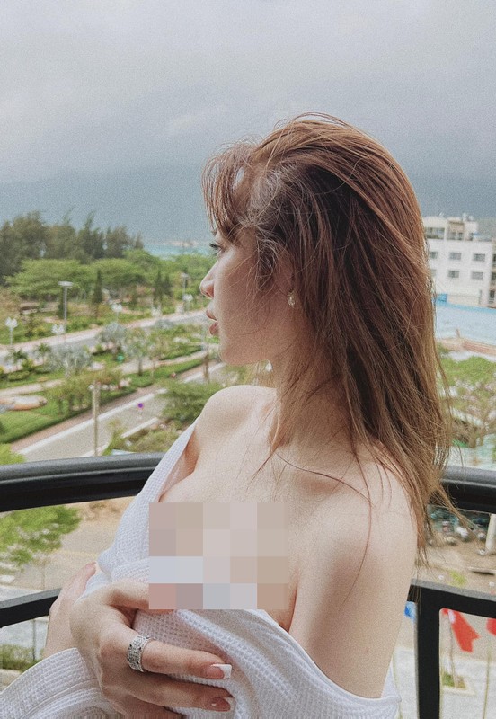 Khoe dang ben ban cong, hot girl Quang Ninh lam netizen “nhuc mat“-Hinh-3