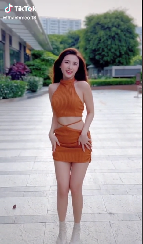 Hoa gai xinh van phong, tinh cu Bui Tien Dung khoe dang nuot na-Hinh-5