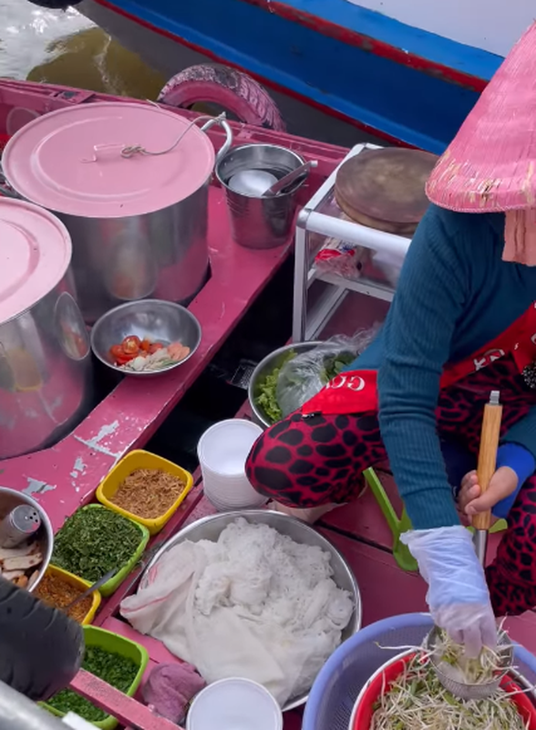 “Cung xiu” chiec ghe full mau hong noi bat o cho noi Cai Rang-Hinh-10