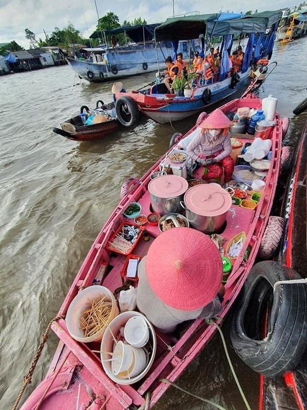 “Cung xiu” chiec ghe full mau hong noi bat o cho noi Cai Rang-Hinh-2