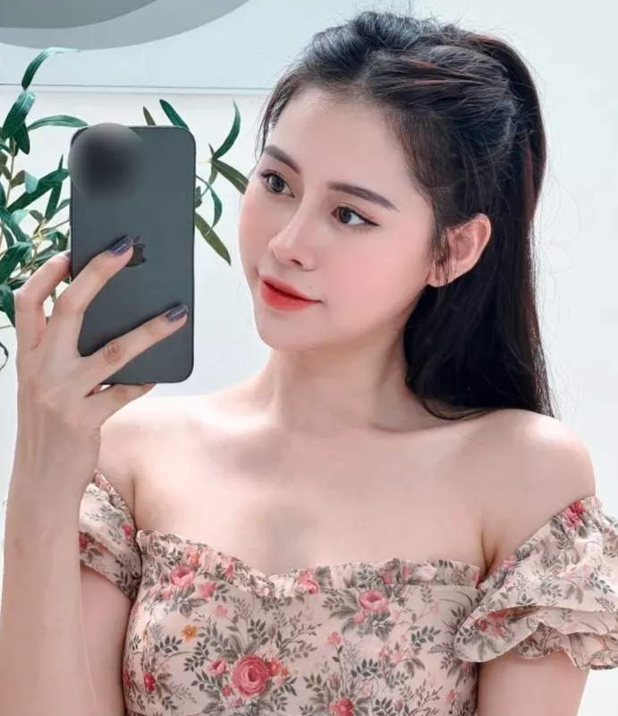 Hot girl Xoai Non giat sach spotlight du mac trung mot mau vay-Hinh-5