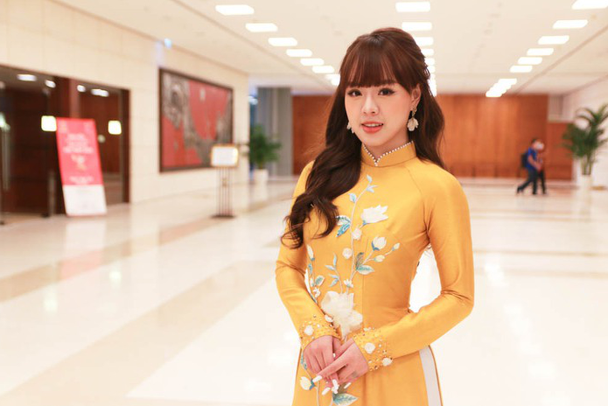 Dien ao dai vang, MC Ngo Thao Trang gay an tuong voi nuoc ban-Hinh-4