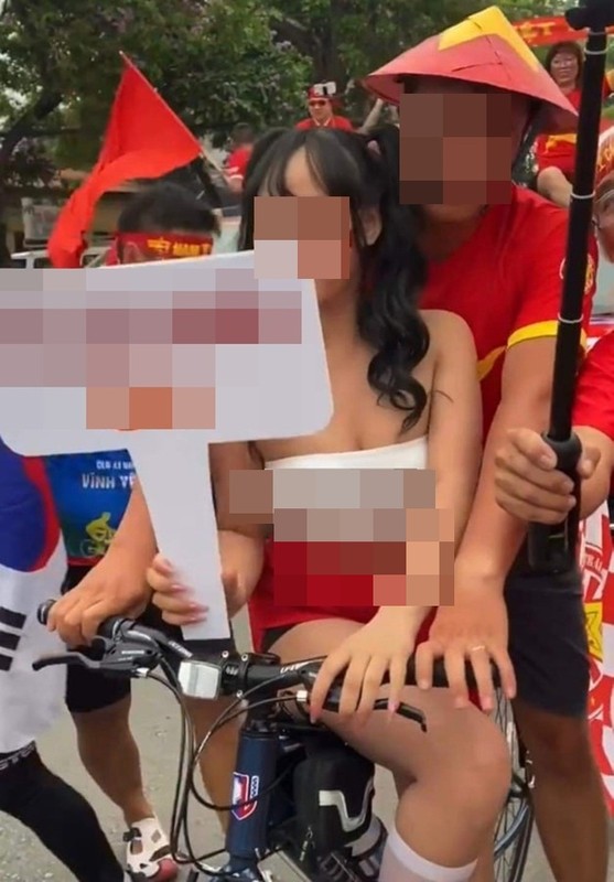 Mac phan cam co vu bong da, nu co dong vien gay tranh cai