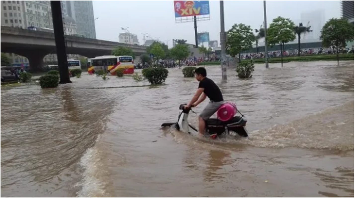 Hinh anh “cuoi ra nuoc mat” trong ngay Ha Noi “pho bien thanh song“-Hinh-10