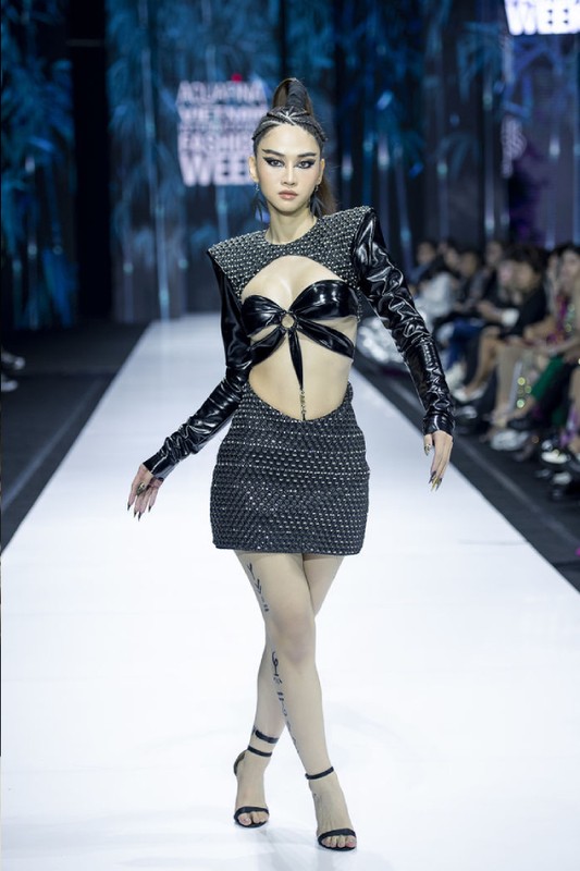 Di catwalk bi che nhu “tac pham trao phung”, Le Bong noi gi?-Hinh-2