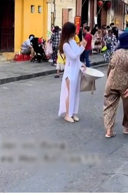 Nu du khach mac ao dai phan cam o Hoi An gay buc xuc-Hinh-4