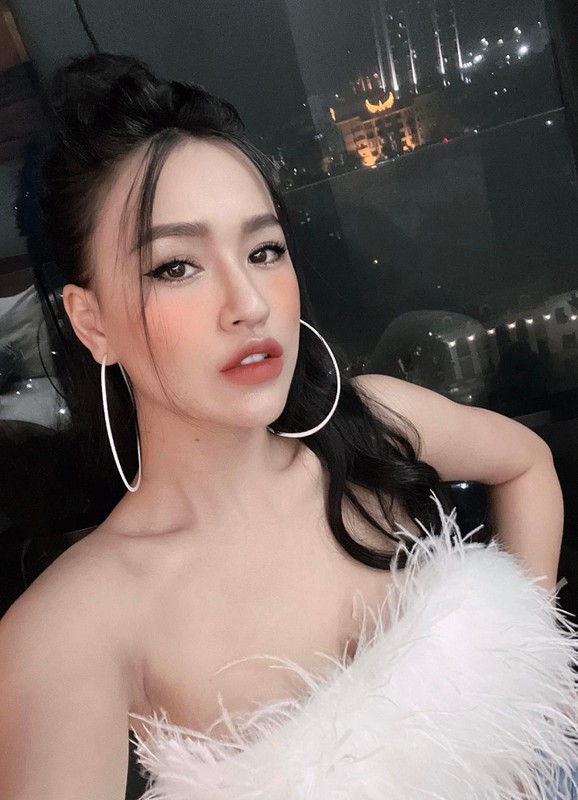 Hot girl DJ dep nhu gai son du da trai qua sinh no-Hinh-6
