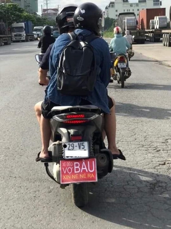 Cuoi nghieng nga voi nhung thong diep hai huoc xuat hien tren duong pho