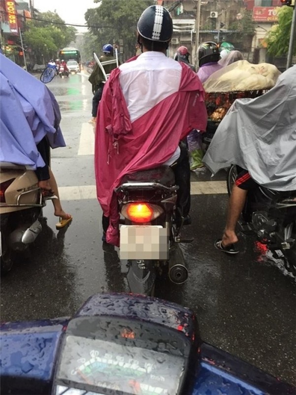 Man dung den do la lung khien nguoi qua duong cuoi nghieng nga-Hinh-10