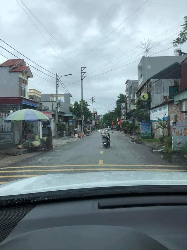 Ngao ngan nguoi phu nu dung xe giua duong, netizen tro tay khong kip-Hinh-2