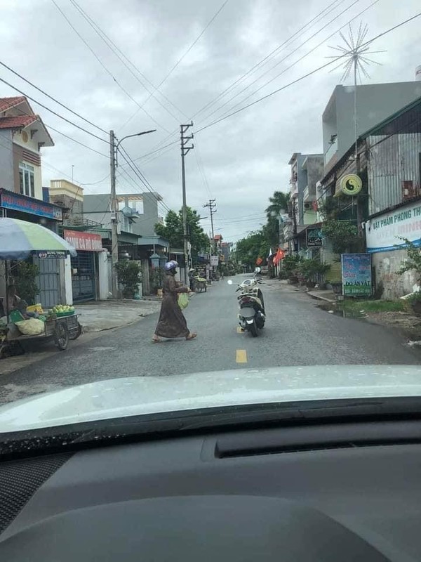 Ngao ngan nguoi phu nu dung xe giua duong, netizen tro tay khong kip-Hinh-3